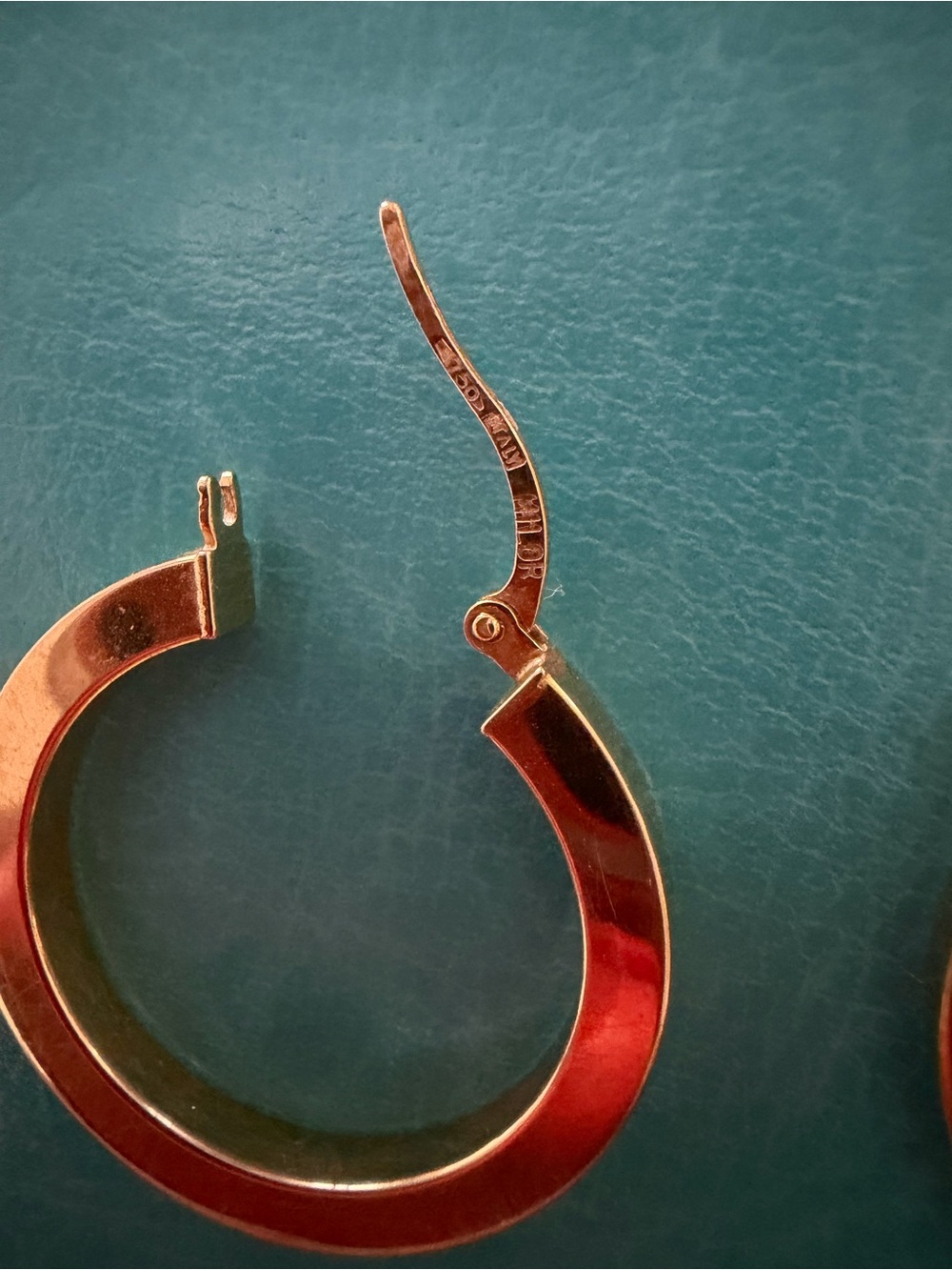 18kt 1” hoop Earrings - Picture 2 of 7